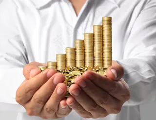 手拿储钱罐金币货币 理财保障商务金融财富增长主题