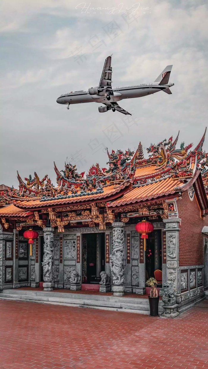 特色建筑上的飞机高清摄影图片