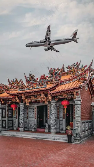 特色建筑上的飞机高清摄影图片