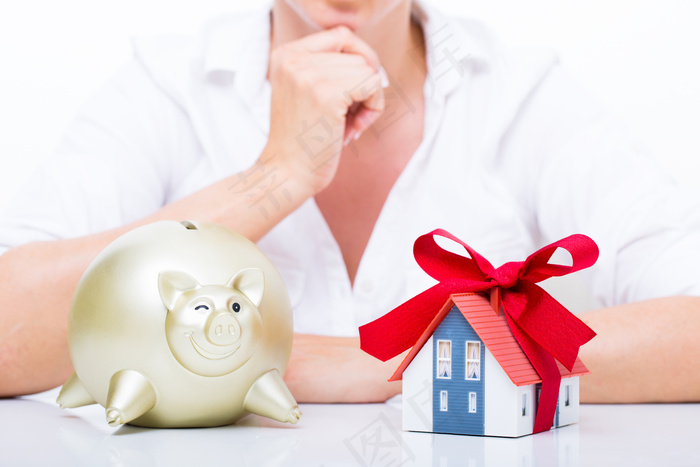 手拿储钱罐金币货币 理财保障商务金融财富增长主题