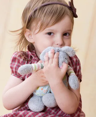 抱着玩具的漂亮小女孩图片