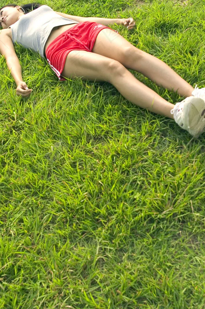 躺在草地上休息的美女图片