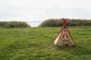 草地上的房子图片