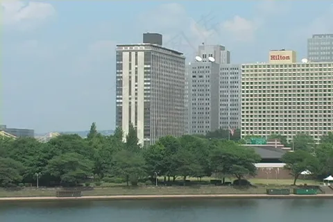 缩放到列车在Fort Pitt桥股...