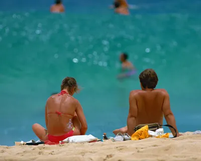 海滩人物背影图片