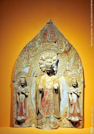 彩绘贴金石雕佛菩萨三尊立像图片