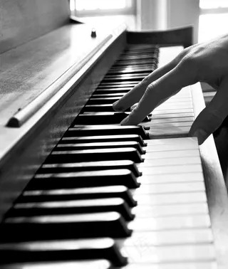 弹钢琴图片