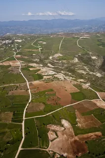 鸟瞰在迷雾山脉前农业领域