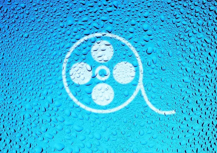 雨天玻璃水滴Logo样机psd模版下载