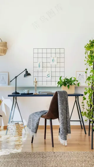 椅子上的围巾高清摄影图片