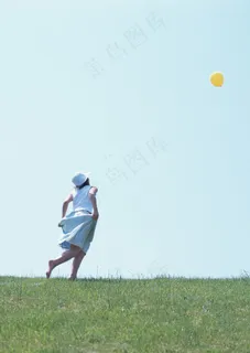 草地上追气球的美女图片 草地上追气球的美女图片