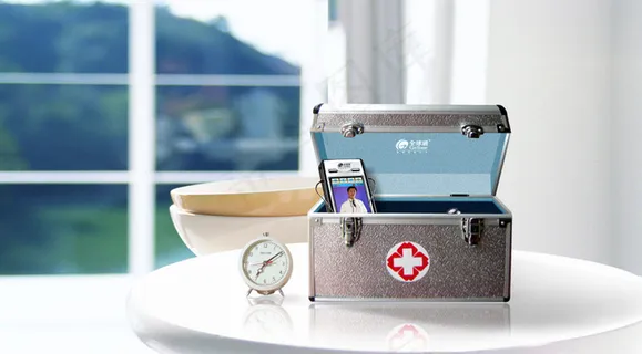 医药箱时钟纯白房间背景海报