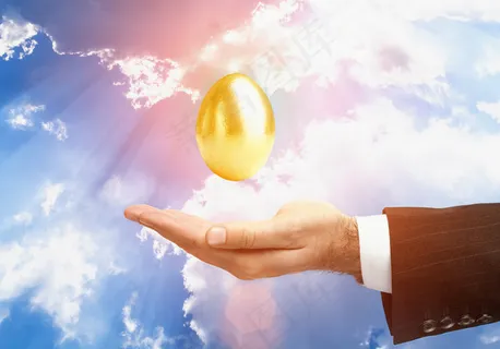 手拿储钱罐金币货币 理财保障商务金融财富增长主题