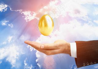 手拿储钱罐金币货币 理财保障商务金融财富增长主题