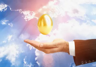 手拿储钱罐金币货币 理财保障商务金融财富增长主题