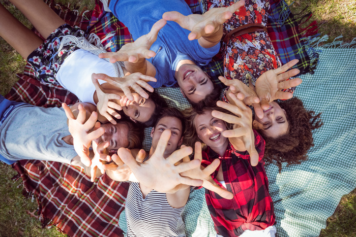 户外野餐烧烤游玩家庭朋友聚餐图片