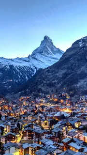 雪山下的村庄高清摄影图片