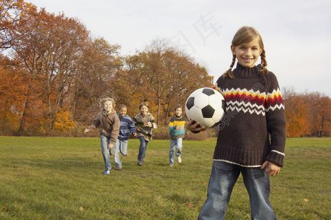 草地上玩耍的国外儿童图片