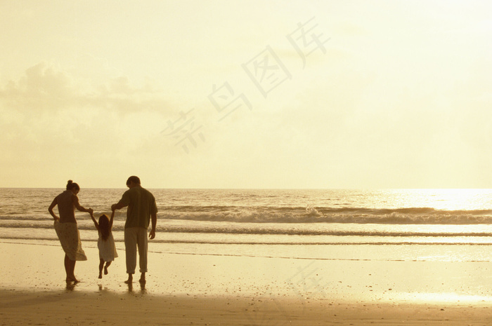 海边的一家人图片