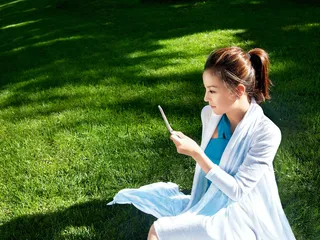 草地上的美女图片