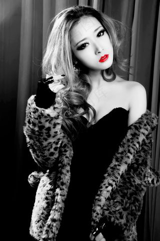 红唇豹纹皮草美女图片