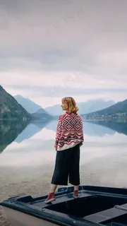 站在船上的外国美女高清摄影图片