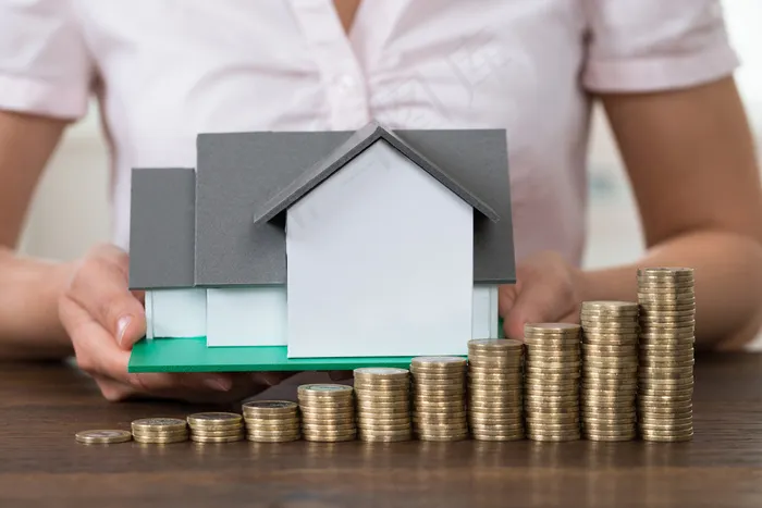 手拿储钱罐金币货币 理财保障商务金融财富增长主题