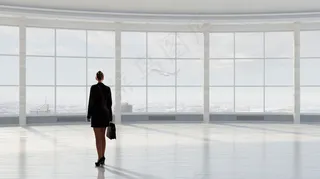 站在窗边的商务人士高清图片