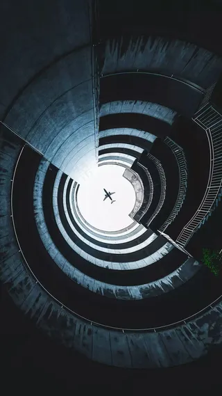 房顶上空的飞机高清摄影图片