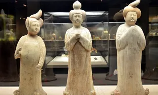 彩绘侍女俑图片