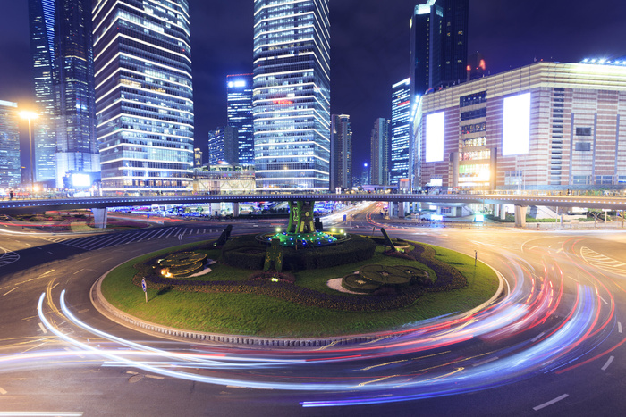 夜晚城市的环岛景色