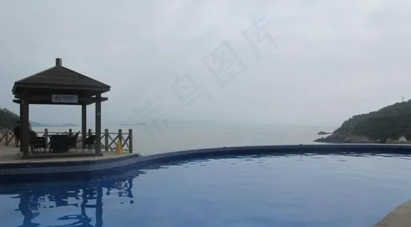 海滩上的游泳池图片