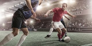 踢足球的运动员