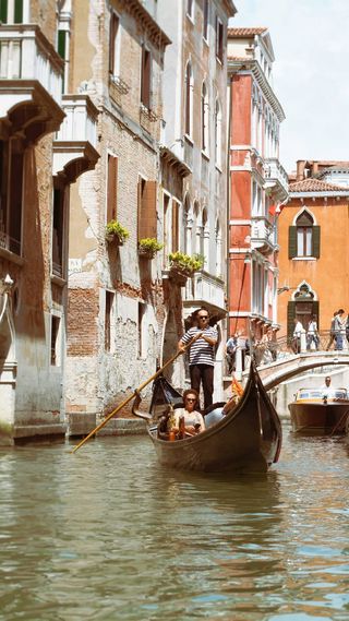 外国城市河道船只风光高清摄影图片