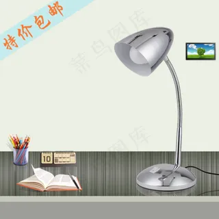 简洁的桌子衬托了台灯的作用