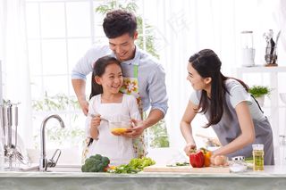 厨师装扮的大人小孩烹饪美食健康家庭情侣亲子素材