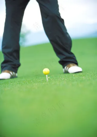 草地上男人脚旁的球体图片