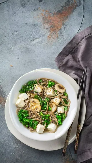 白色碗汤面高清摄影图片