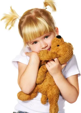 抱着玩具熊的小女孩图片