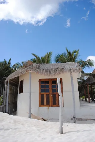 墨西哥海滩白色度假屋图片