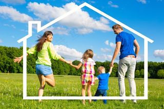 草地上的一家人图片