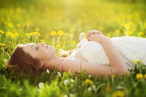 清新草地上美女图片