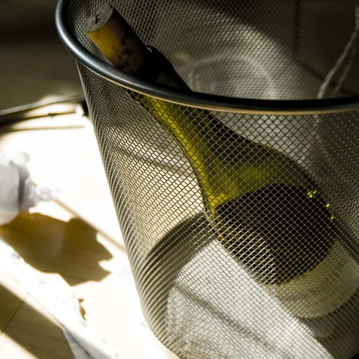 垃圾筐中的红酒图片