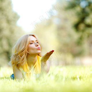 趴在草地上的美女图片