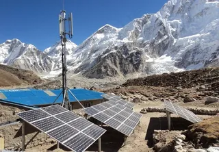 雪山太阳能电池板图片