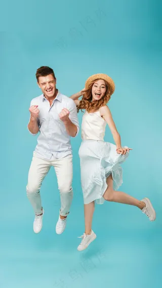 跳起来拍照的男女高清摄影图片