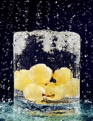 动感水花水珠水泡葡萄图片