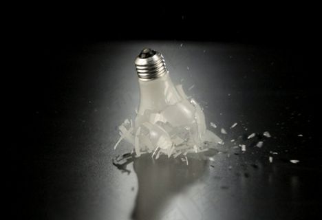 高清视频素材打碎的灯泡
