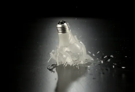 高清视频素材打碎的灯泡