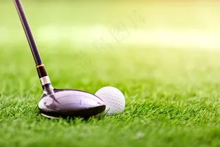 草地上打球的人物